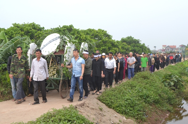 
Hàng trăm người dân xã Tân Dân đã đưa quan tài cháu Linh về nơi an táng. Ảnh: Đ.Tuỳ
