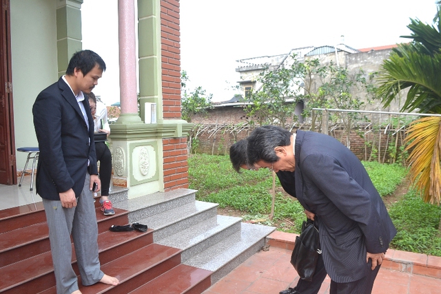 Đại sứ Nhật Bản tại Việt Nam đến gia đình bé Linh xin lỗi. Ảnh: Đ.Tuỳ