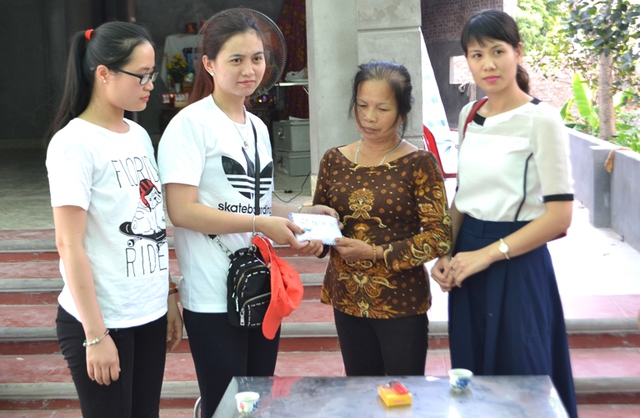 
Nhóm từ thiện huyện Tứ Kỳ (Hải Dương) ủng hộ trên 25 triệu đồng và lập sổ tiết kiệm cho gia đình các nạn nhân. Ảnh: Đ.Tuỳ
