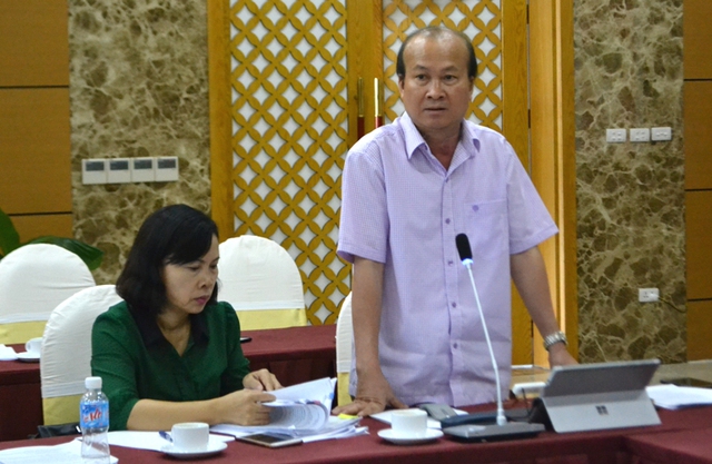 Ông Vũ Văn Hợp - Chánh văn phòng UBND tỉnh Quảng Ninh trả lời báo chí về sự việc. Ảnh: Đ.Tuỳ