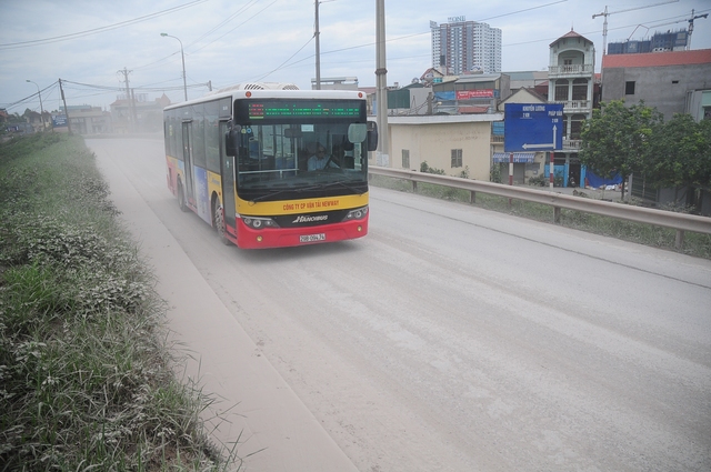 Các phương tiện di chuyển qua đường đê Nguyễn Khoái lúc nào cũng phải đi chậm vì bui che phủ mất tầm nhìn.