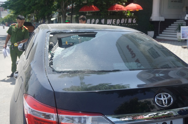 
Một xe ô tô ở Đà Nẵng bị nhóm thanh thiếu niên đập phá. Ảnh: TT
