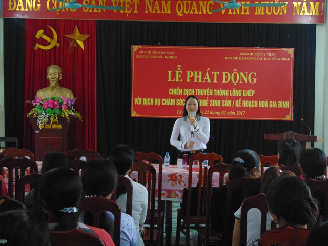 
Bà Tạ Thị Hoa - Chi cục trưởng Chi cục Dân số - KHHGĐ tỉnh trực tiếp truyền thông cung cấp thông tin về các phương tiện tránh thai và hàng hóa sức khỏe sinh sản.
