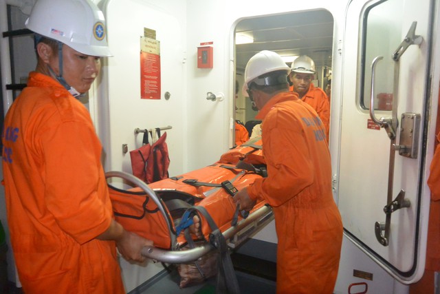 
Ngư dân gặp nạn được chuyển sang tàu cứu hộ để cấp cứu.

