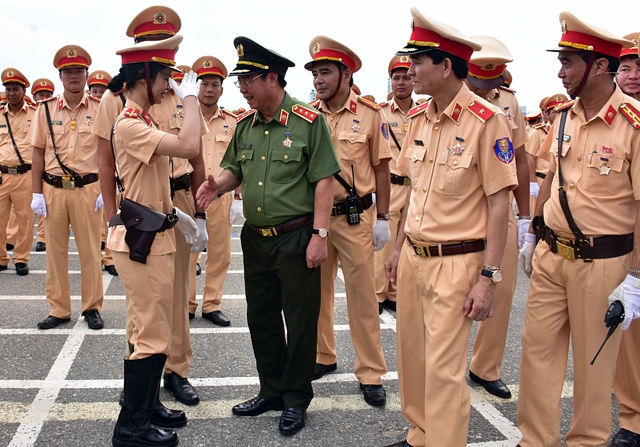 
Thượng tướng Bùi Văn Nam thăm hỏi và động viên cán bộ, chiến sĩ trước nhiệm vụ hết sức quan trọng.
