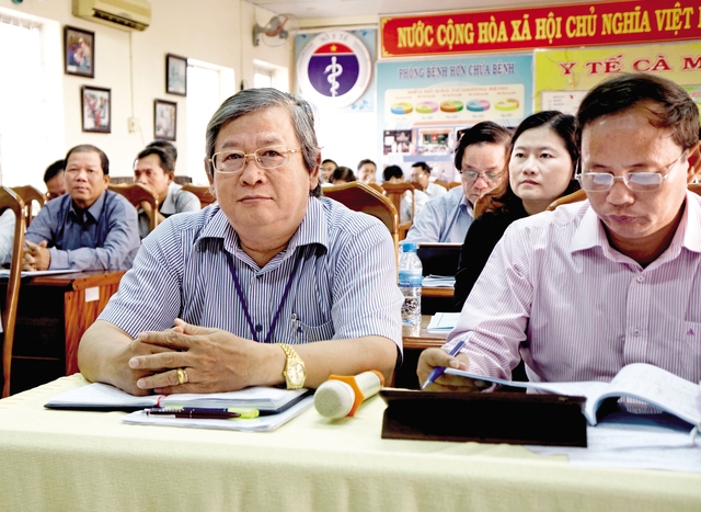 Thầy thuốc ưu tú Huỳnh Quốc Việt (hàng ghế đầu bên trái) trong một cuộc hội thảo của ngành Y tế (ảnh nhân vật cung cấp).