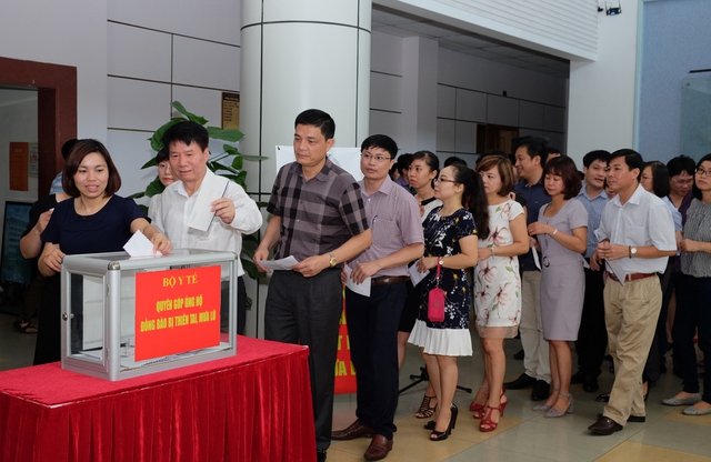 
Thứ trưởng Bộ Y tế Trương Quốc Cường (áo trắng, thứ 2 từ trái sang) cùng lãnh đạo các đơn vị thuộc Bộ Y tế quyên góp, ủng hộ đồng bào lũ lụt
