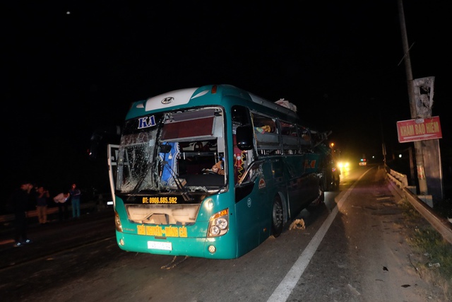 
Chiếc xe khách giường nằm phát nổ trên quốc lộ 18 thuộc địa phận tỉnh Bắc Ninh. Ảnh: X.Thắng
