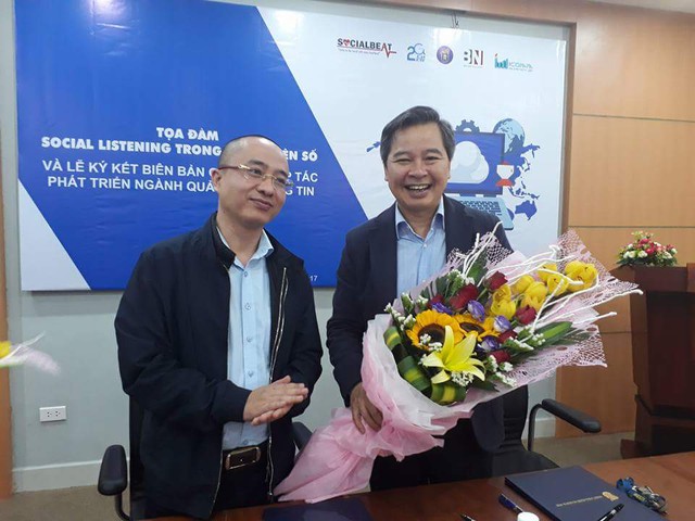 GS.TS Phạm Quang Minh trao kỉ vật lưu niệm của trường USSH