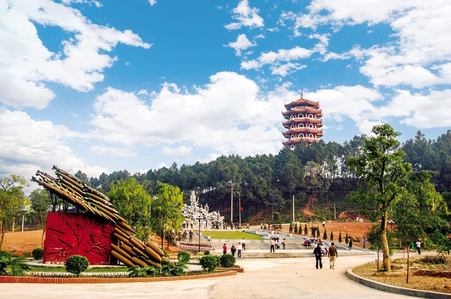 
Tháp chuông với cụm tượng đài Đồng Lộc Ảnh: T.G
