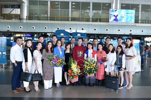 NTK Đỗ Trĩnh Hoài Nam trong vòng tay bạn bè, học trò khi lên đường sang Úc