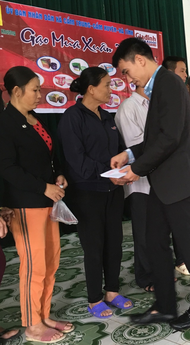 
Ông Nguyễn Mạnh Cường (Đại diện báo GĐ&XH) trao phần quà tới bà con

