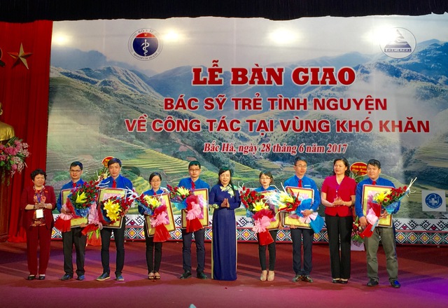 Bà Nguyễn Thuý Anh - Chủ nhiệm Uỷ ban Về các vấn đề xã hội của Quốc hội (bìa trái), Bộ trưởng Bộ Y tế Nguyễn Thị Kim Tiến tặng quà cho 7 bác sĩ trẻ.