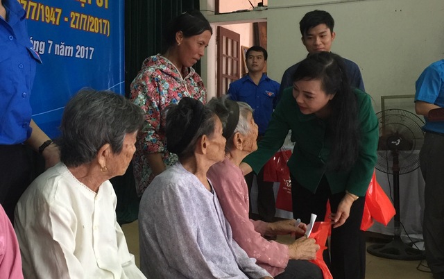
Bộ trưởng tặng quà, động viên cho các mẹ liệt sĩ huyện Cẩm Xuyên, Hà Tĩnh.
