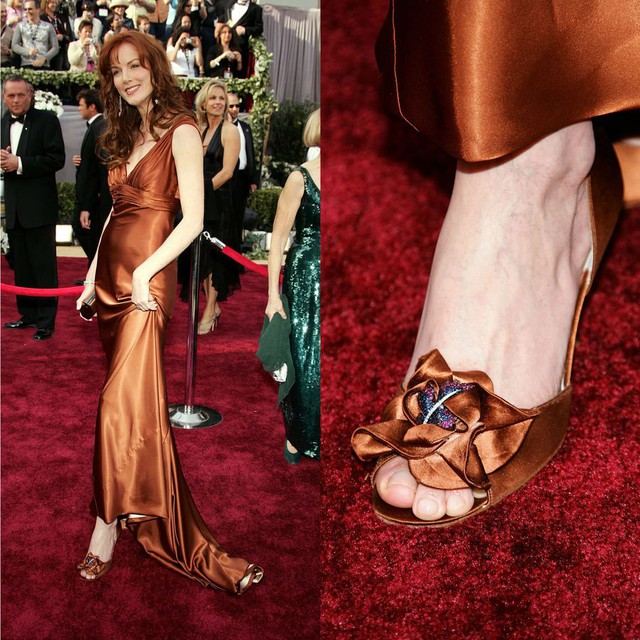 
Đôi giày hở mũi này từng làm rúng động Lễ trao giải Oscar 2006 khi nữ diễn viên - ca sĩ Kathleen York xuất hiện trên thảm đỏ.
