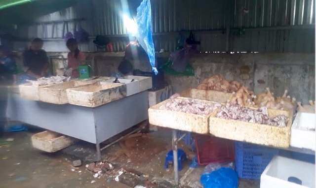 
Thịt gà đông lạnh được bày bán tại chợ Dịch Vọng. Ảnh: Mai Hương
