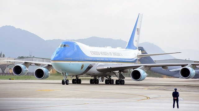 
Khoảng 12h trưa nay, chuyên cơ Air Force One chở Tổng thống Mỹ Donald Trump tham dự Tuần lễ cấp cao APEC 2017 đã hạ cánh xuống sân bay quốc tế Đà Nẵng.
