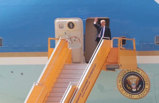 
Khoảng 12h30, Tổng thống Mỹ Donald Trump đã xuống sân bay quốc tế Đà Nẵng bắt đầu tham gia các hoạt động tại Tuần lễ cấp cao APEC.
