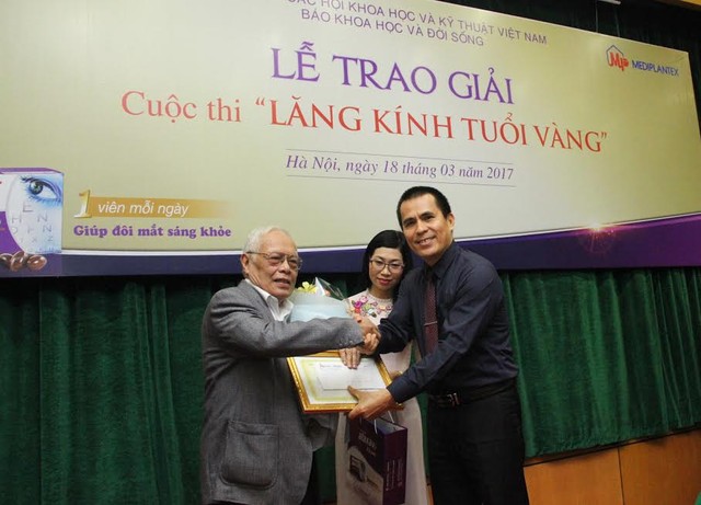 
TBT Nguyễn Minh Quang trao giải nhất cuộc thi Lăng kính tuổi vàng
