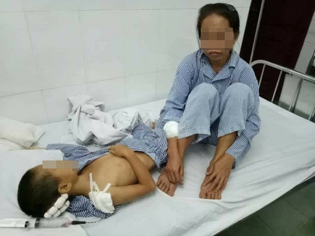 
Mẹ con chị M được điều trị tại Trung tâm Y tế huyện Vân Đồn. Ảnh: Đ.Tùy
