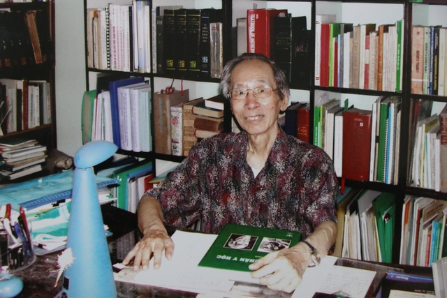 
GS Hoàng Đình Cầu tại phòng làm việc ở nhà. Ảnh chụp vào tháng 6/2005. Ảnh chụp lại từ tư liệu gia đình: V.Thu

