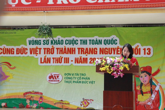 Trưởng ban tổ chức c&ocirc; B&ugrave;i Thị Hương ph&aacute;t biểu tại Cuộc thi
