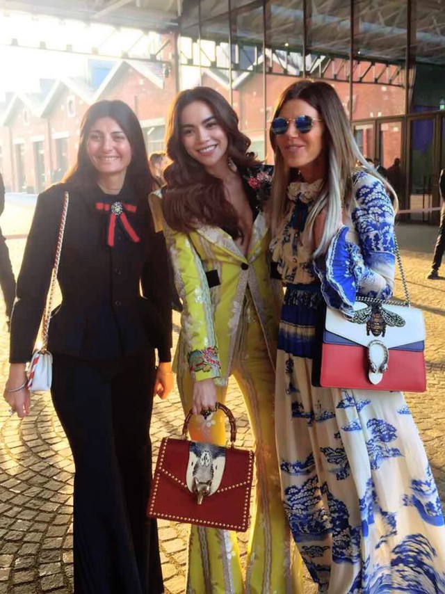 
Hà Hồ gặp gỡ biên tập viên tạp chí Vogue Italy, Giovanna Battaglia (bìa trái) và biên tập viên Vogue Nhật Bản, Anna Dello Russo tại show Gucci
