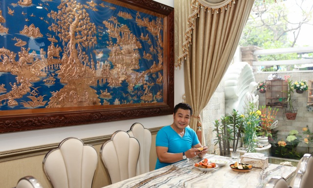 Phòng ăn được nam diễn viên đặt gần vườn cây của khu vườn. Nổi bật giữa phòng ăn là bức phù điêu vinh quy bái tổ được Lý Hùng đặt mua từ Nam Định.