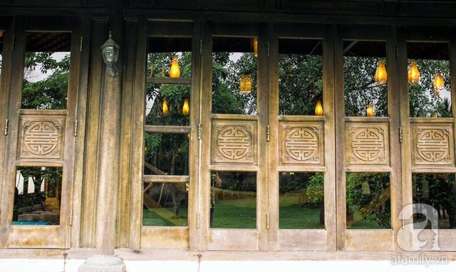 
Những khung cửa gỗ lắp kính ghép nối tạo nên vẻ đẹp độc đáo cho không gian.
