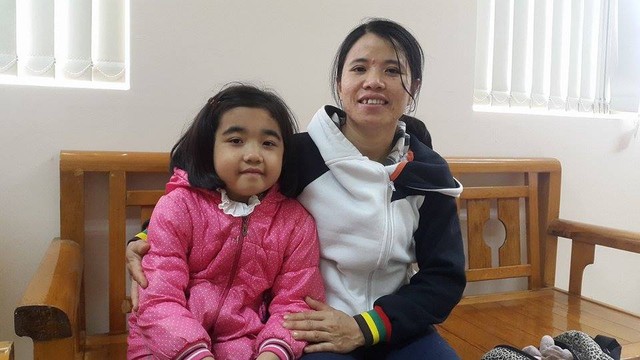 
Hai mẹ con bé Trâm tại Tòa soạn Báo Gia đình & Xã hội. Ảnh P.Thuận
