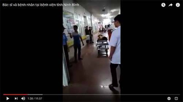 
Người đi cùng bệnh nhân có hành vi lăng mạ, đánh vệ sĩ Bệnh viện Đa khoa tỉnh Ninh Bình. Ảnh cắt từ clip: VTV
