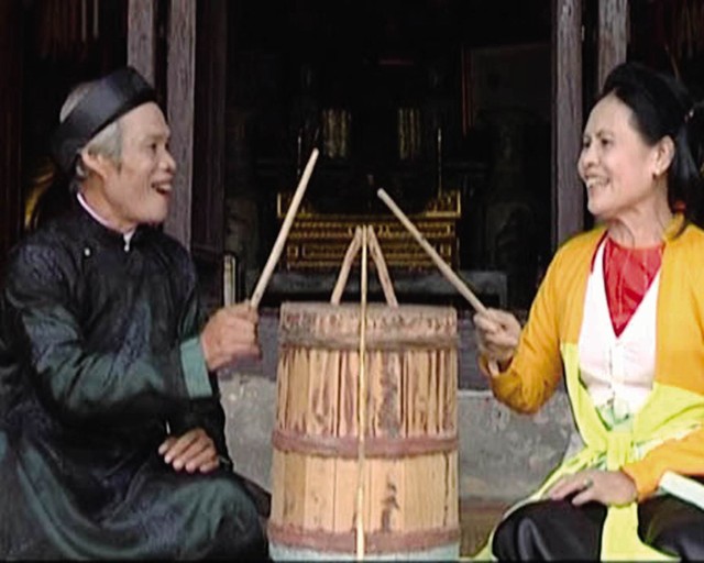 Nghệ nhân Nguyễn Hữu Bổn đang hát một làn điệu cùng với “bạn diễn” là vợ ông. Ảnh: H.C