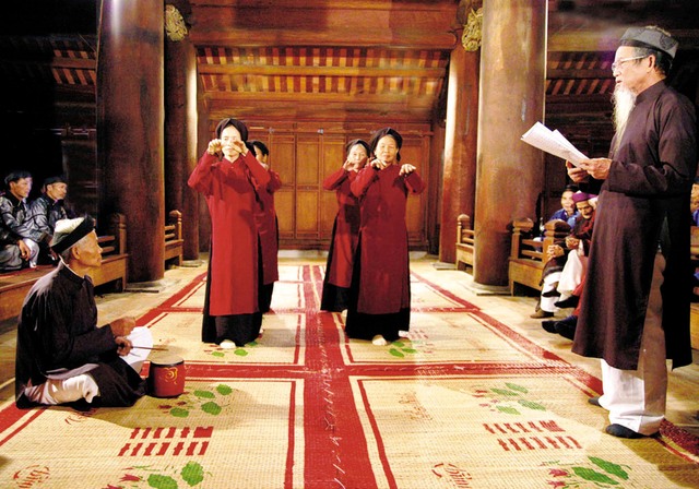 Biểu diễn hát xoan trong lễ hội cổ truyền ở Phú Thọ. Ảnh: T.L