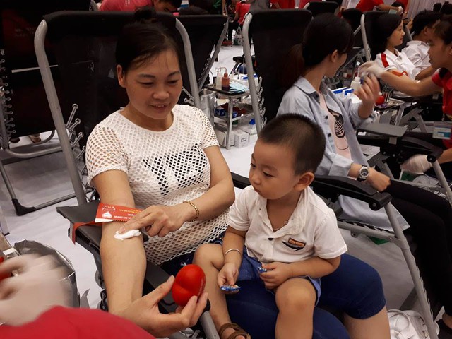 
Hai mẹ con chị Nguyệt tại Ngày hội Giọt hồng tri ân 2017. Ảnh PT

