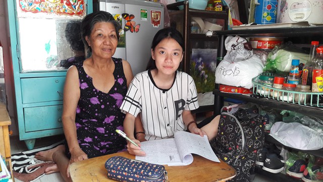 
Nguyễn Thị Mỹ Hằng và bà nội ở trong căn phòng chật chội chỉ 6,6 m2.
