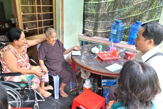 Mẹ Đặng Thị Dương trú tại xã Lương Phú, tỉnh Bến Tre vui mừng tiếp chuyện với đại diện Vinamilk.