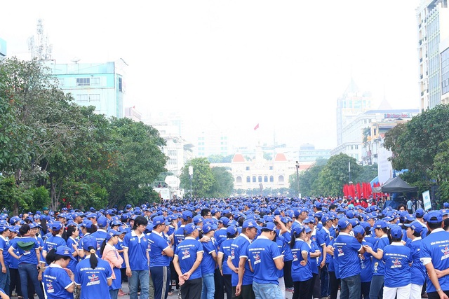 Khoảng 5000 người người tham gia cuộc đi bộ đồng hành đã “phủ xanh” phố đi bộ Nguyễn Huệ.