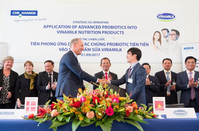 
Ông Phan Minh Tiên, giám đốc điều hành marketing Vinamilk và ông Lasse Nagell, phó chủ tịch cấp cao Tập đoàn Chr.Hansen trao thỏa thuận hợp tác tại buổi lễ ký kết.
