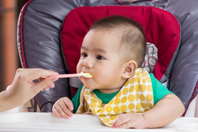 
Do dạ dày vẫn chưa hoạt động đồng bộ ở thời gian đầu, nên các bé thường sẽ có xu hướng nôn ra các thức ăn lỏng khi ăn quá no.
