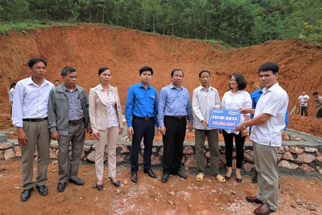 
Ông Phạm Tuyên – Giám đốc Kinh doanh miền Bắc Công ty Cổ phần Sữa Việt Nam, đại diện báo Thanh Niên và tỉnh đoàn Hòa Bình trao bảng tượng trưng hỗ trợ xây dựng nhà cho anh Bùi Văn Tiến tại huyện Kim Bôi, tỉnh Hòa Bình.
