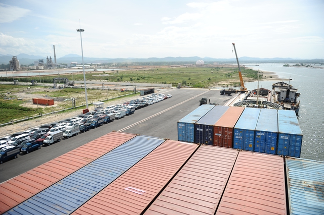 
Trong 6 tháng đầu năm 2017, cảng đã tiếp nhận 150 lượt tàu cập cảng; thực hiện gần 200 lượt dịch vụ lai dắt tàu biển; xếp dỡ 23.000 lượt TEU container và 140.000 tấn hàng rời, tương đương 600.000 tấn hàng qua cảng.
