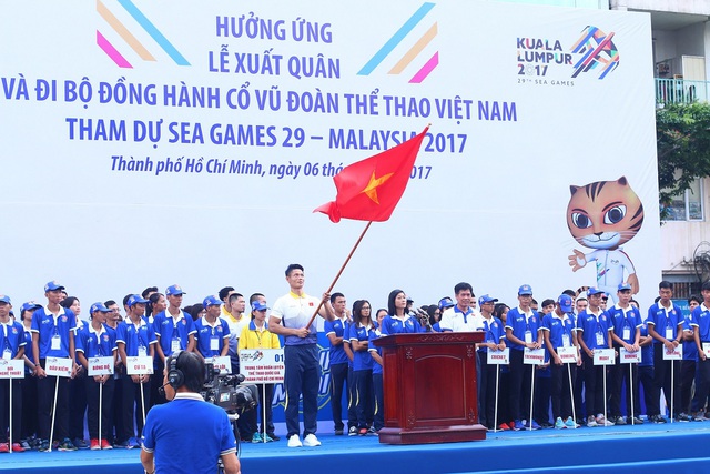 Vận động viên điền kinh quốc gia Lê Tú Chinh thưc hiện nghi thức tuyên thệ.