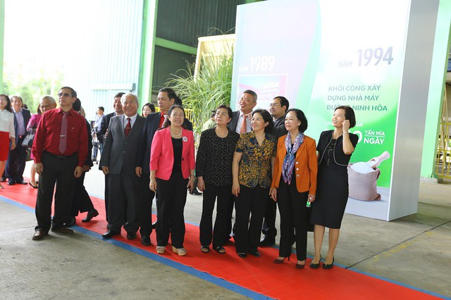
Các khách mời tham quan lịch sử phát triển của Công ty cổ phần đường Việt Nam.
