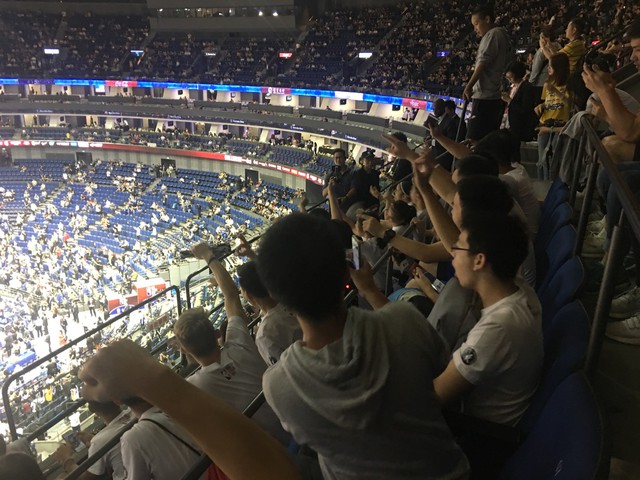 
Và đặc biệt, các bạn nhỏ còn có cơ hội hoà mình vào không khí sôi động của nhà thi đấu Mecedes-Benz Arena để chứng kiến trận đấu bóng rổ đỉnh cao giữa hai đội Golden State Warriors và Minnesota Timberwolves.
