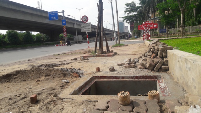 Hố ga đang xây dựng dở trên đường Khuất Duy Tiến, Hà Nội nhưng không hề có biển cảnh báo hay vật che chắn.