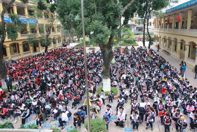Từ sáng nhiều học sinh đã háo hức tập trung tại sân trường PTTH Phú Diễn (Hà Nội) để chờ xem cuộc thi tìm trạng nguyên