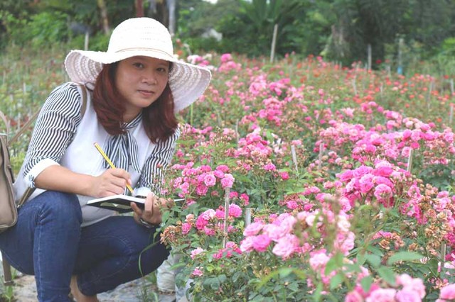 Chị Tuyết đã giấu bố mẹ chuyện nghỉ việc ở công ty để về trồng hoa hồng