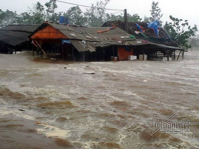 
Hàng chục quán xá cạnh cảng Cửa Sót, Hà TĨnh bị sóng cuốn trôi, đánh chìm
