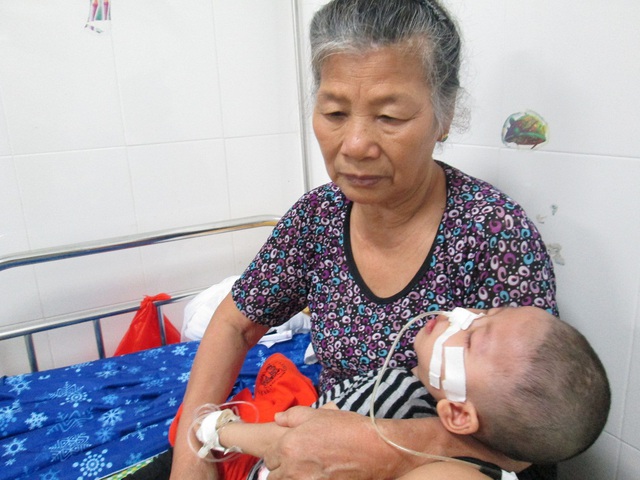 
Hai bà cháu Minh tại bệnh viện. Ảnh: Nông Thuyết

 
