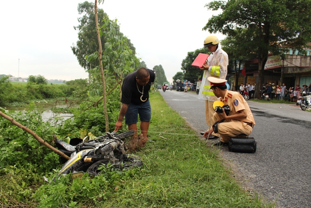 CSGT huyện Gia Lộc khám nghiệm hiện trường và điều tra nguyên nhân vụ tai nạn